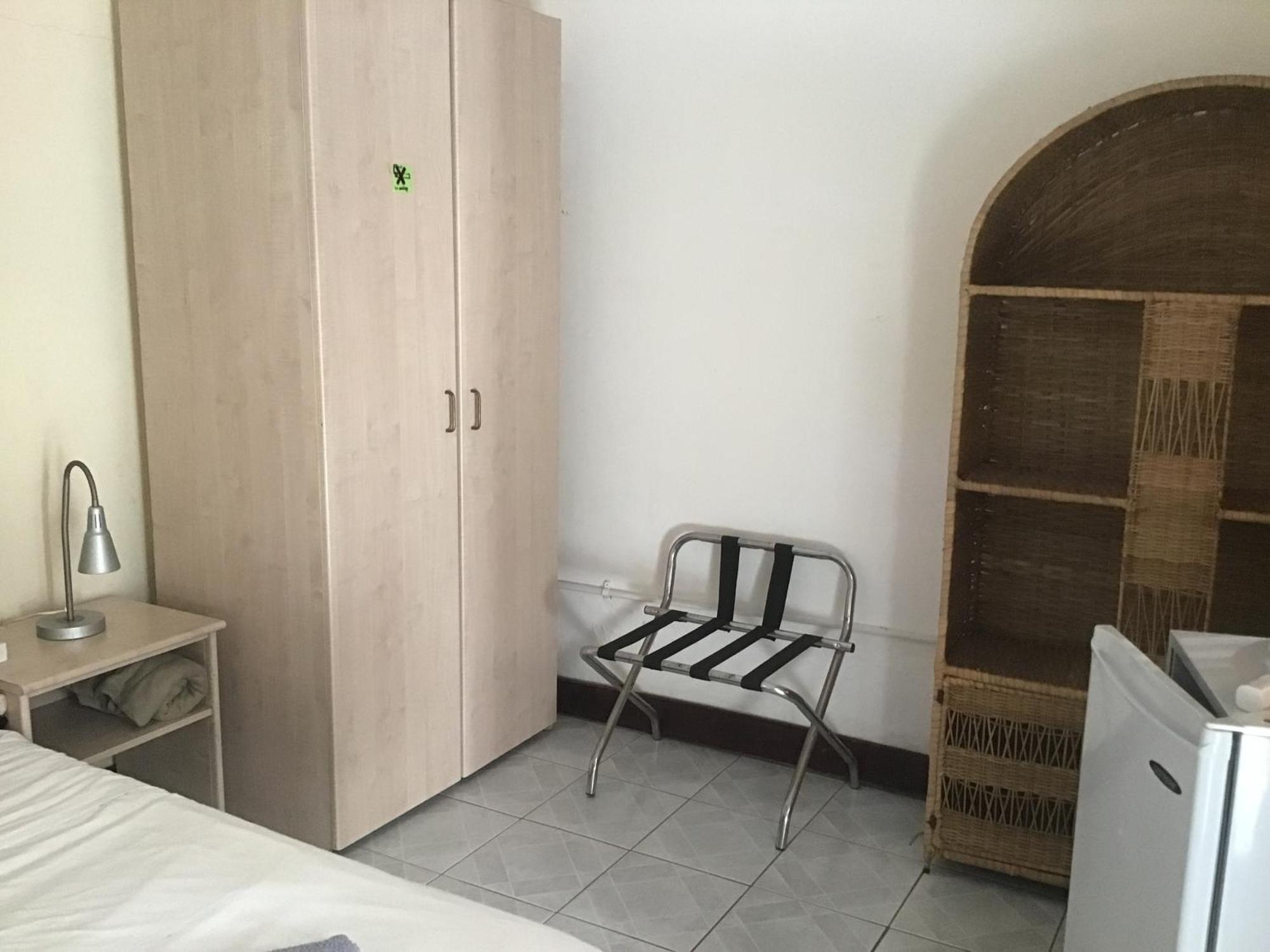 Anns Guesthouse Bakaugambia Экстерьер фото